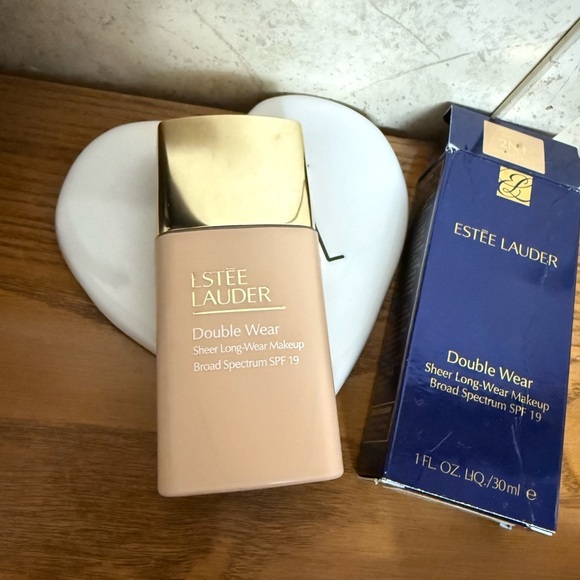 Estee Lauder Sheer Foundation 2N1 - Picture 3 of 3